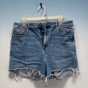 American Eagle Curvy Mom Jean Shorts | Size 14 | Light Wash Cutoff Raw Hem